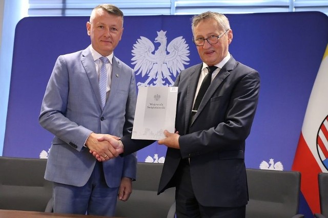 Wojewoda Zbigniew Koniusz i wójt Mirosław Seweryn po podpisaniu umowy