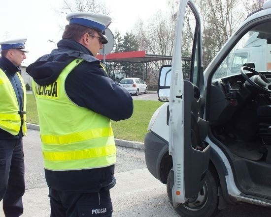 Policja i funkcjonariusze ITD kontrolowali pojazdy ciężarowe na drogach pow. głogowskiego.