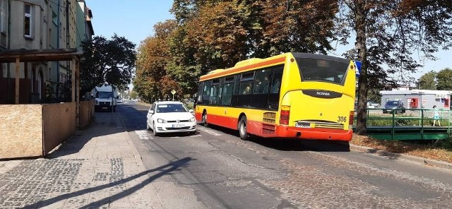 Autobusy komunikacji miejskiej, ulicą Rapackiego kursować będą zgodnie z rozkładami jazdy, które obowiązywały przed wprowadzeniem tras objazdowych