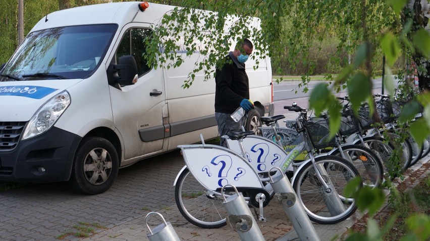 Dezynfekcja rowerów miejskich Nextbike w Katowicach....