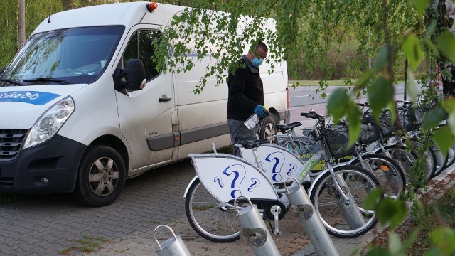 Dezynfekcja rowerów miejskich Nextbike w Katowicach.Zobacz kolejne zdjęcia. Przesuwaj zdjęcia w prawo - naciśnij strzałkę lub przycisk NASTĘPNE 