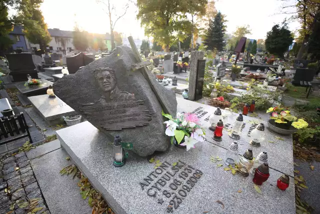 Zbigniew Cybulski - aktor, który 8 stycznia 1967 roku zginął pod kołami pociągu, został pochowany na cmentarzu przy ul. Henryka Sienkiewicza w Katowicach w grobowcu rodzinnym.