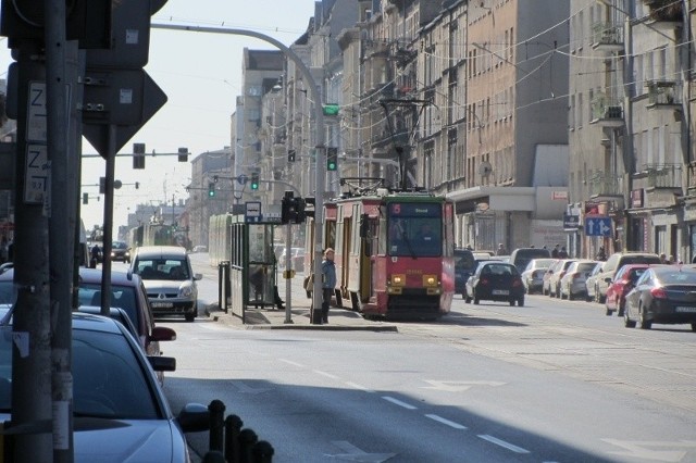 Aby dojechać tramwajem z Górczyna lub Łazarza na ul. Królowej Jadwigi (do nowych przystanków przy dworcu PKP i PKS lub Starego Browaru) trzeba się przesiadać