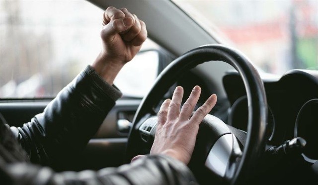 Z badań Instytutu Transportu Samochodowego wynika, że ponad 80 procent kierowców deklaruje, że przynajmniej raz w tygodniu obserwuje agresywne zachowania na drogach.