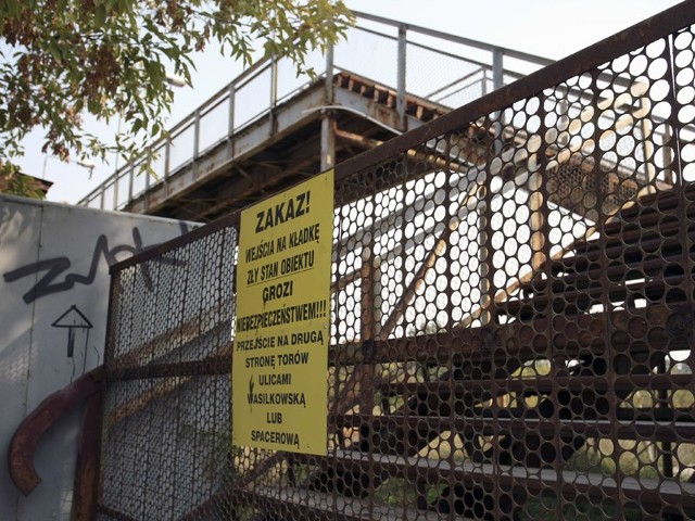 Kładka Traugutta - Towarowa: Nadzór budowlany nakazał ją zamknąć