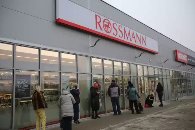 Rossmann ostrzega klientów. Oszuści podają fałszywą informację o zamknięciu sklepów Rossmann i wyprzedażach kosmetyków. Klienci mogą stracić pieniądze!