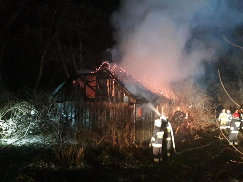 Groźny pożar w Czajęcicach w gminie Waśniów. Strażacy walczyli z ogniem przez kilka godzin [ZDJĘCIA]