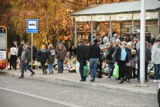 Bardzo dużo osób pojawiło się w sobotę, 30 października, na Cmentarzu Komunalnym w podkieleckiej Cedzynie. Ci, którzy jeszcze nie zdążyli, robili zakupy. Wybór zniczy, wiązanek oraz chryzantem był naprawdę ogromny. Zobaczcie zdjęcia.