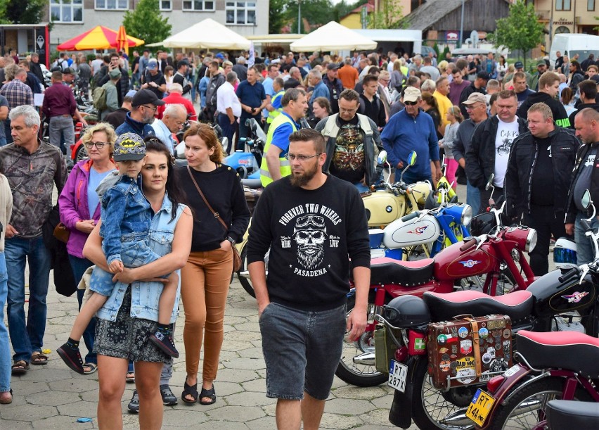 Zjazd starych motocykli PRL w Grębowie ma swój klimat i...