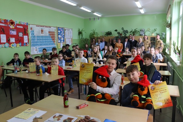 W ogólnopolskim turnieju wiedzy "Młodzież Zapobiega Pożarom" w Sobkowie brało udział 40 uczniów ze szkół z terenu gminy.