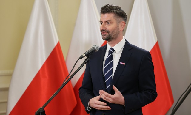 Wiceminister sprawiedliwości Krzysztof Śmiszek (Nowa Lewica) pytany przez i.pl o tę sprawę powiedział, że „wyjaśnienia wymaga przede wszystkim sprawa wcześniejszego zatrudnienia pana Szmydta w bliskich okolicach Prawa i Sprawiedliwości"