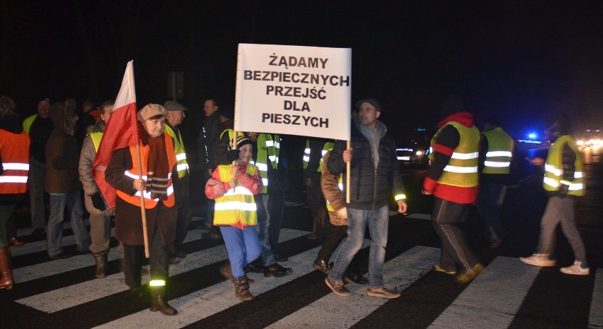 Protest na Strykowskiej. Mieszkańcy chcą, by zamontowano sygnalizację świetlną [ZDJĘCIA+FILM]