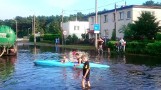 Ulewa w Bydgoszczy. "Jezioro" na Szpitalnej, ludzie pływali na kajaku [zdjęcia, wideo]
