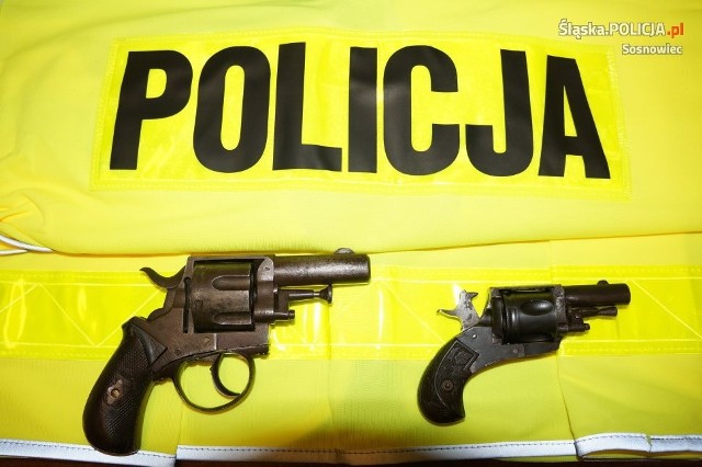 Policjanci znaleźli u 53-letniego mężczyzny dwie sztuki broni