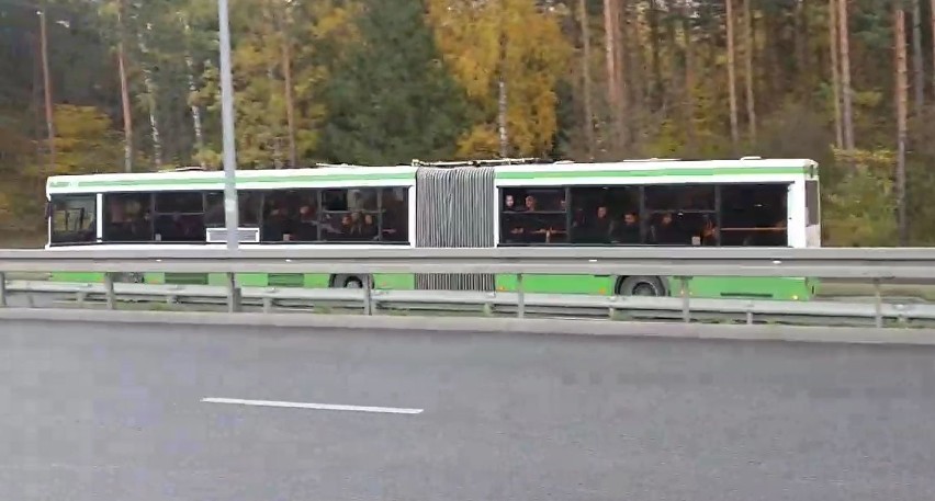 Policja eskortuje kibiców Legii Warszawa na stadion w...