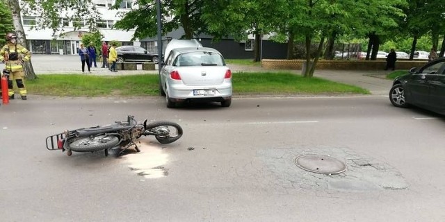 Młody motocyklista (21 lat) z urazem głowy trafił do szpitala im. WAM po zderzeniu z samochodem osobowym. Do wypadku doszło na Bałutach w Łodzi. ZDJĘCIA I WIĘCEJ INFORMACJI - KLIKNIJ DALEJ