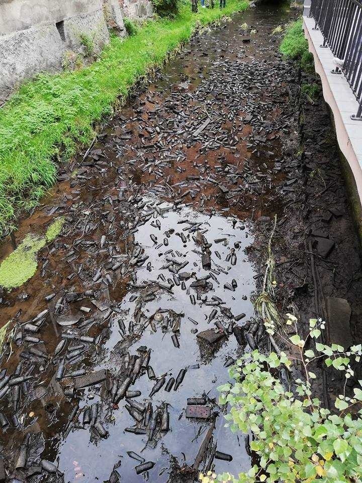 Setki, jeśli nie tysiące butelek, zalegających na dnie rzeki...