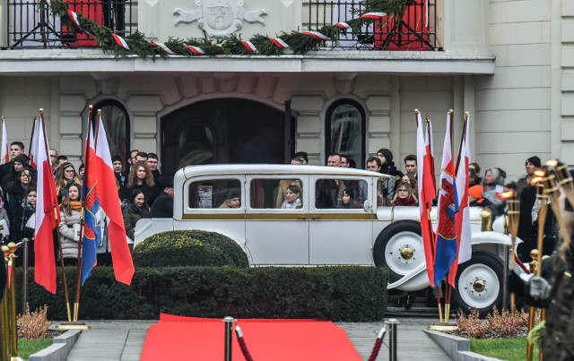 Miasto Bydgoszcz we współpracy z instytucjami kultury, uczelniami i stowarzyszeniami świętuje 100. rocznicy powrotu Bydgoszczy w granice Polski. Główne świętowanie rozpoczęło się w weekend, 18-19 stycznia. W niedzielę na ul. Długiej można było oglądać wystawę w zabytkowym autobusie poświęconą komunikacji miejskiej. A na Wyspie Młyńskiej wystawę umundurowania powstańczego oraz szpital polowy. Atrakcją było także wybijanie monet, zabawy artystyczne, fotograficzne i pocztowe. Na Starym Rynku atrakcją była inscenizacja historyczna, w której wzięło udział pół tysiąca osób. Zobaczyliśmy grupy rekonstrukcyjne z całej Polski, w tym konne pułki ułanów. Na Wyspie Młyńskiej można było zjeść jubileuszowy tort przygotowany przez mistrzynię świata Jowitę Woszczyńską. 100-lecie pod pomnikiem Najświętszego Serca Pana Jezusa przy Seminaryjnej uczciło również Towarzystwo Miłośników Miasta Bydgoszczy.Oficjalne obchody z ceremoniałem wojskowym odbędą się na Starym Rynku w poniedziałek 20 stycznia, o godz. 13.