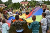 Z nimi nie można się nudzić. Specjalne "Mobilne Wakacyjne Centrum Plenerowe" odwiedza dzieci w gminie Gowarczów [ZDJĘCIA]