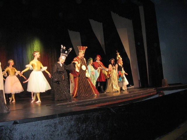 W finale stanęli na scenie wszyscy wykonawcy przedstawienia, pierwsza z lewej Irena Santor jako Królowa Nocy