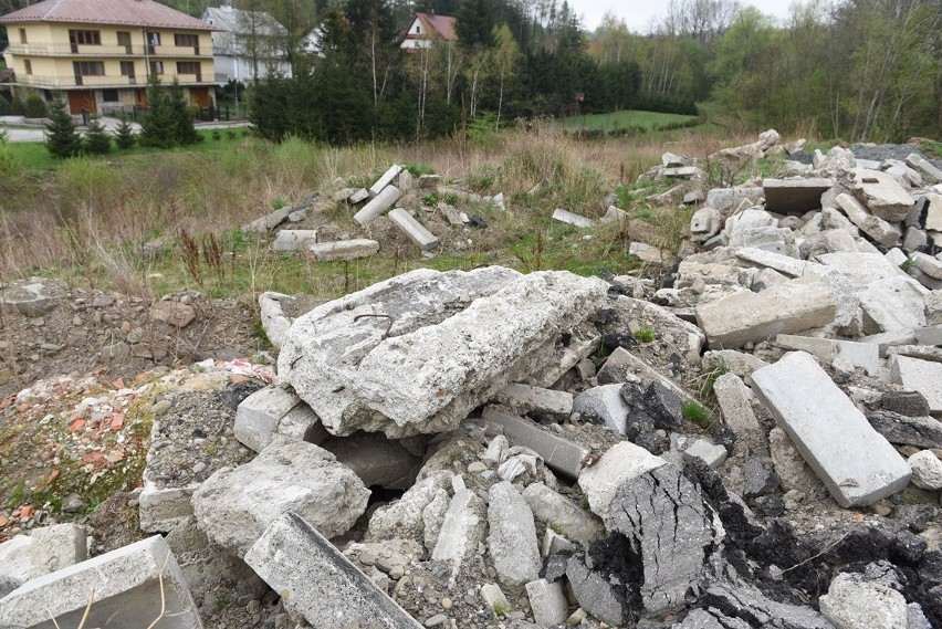 Limanowa. Mieszkańcom osiedla obiecano park, a pod oknami mają wysypisko śmieci