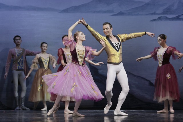 Za nami niezwykłe widowisko w wykonaniu jednej z najbardziej znanych grup baletowych na świecie - Moscow City Ballet. Widzowie zgromadzeni w słupskiej hali Gryfia obejrzeli Jezioro Łabędzie, klasyczny balet w czterech aktach skomponowany Piotra Czajkowskiego. Zobacz fotogalerię!