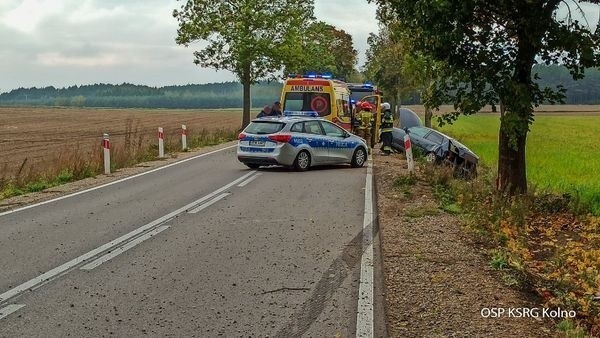 Wypadek na trasie Kolno - Stawiski. Audi uderzyło w drzewo