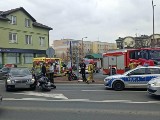 Poważny wypadek z udziałem motocyklisty w Żorach. Policjant wybiegł z komendy i ruszył z pomocą zakrwawionemu mężczyźnie