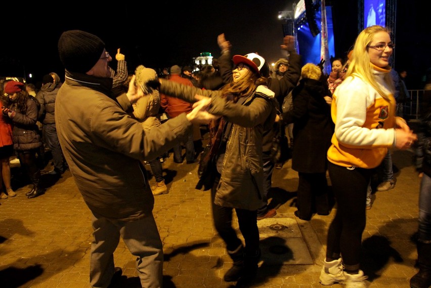 Sylwester 2012 na pl. Litewskim. Zobacz jak bawili się lublinianie (ZDJĘCIA, WIDEO)