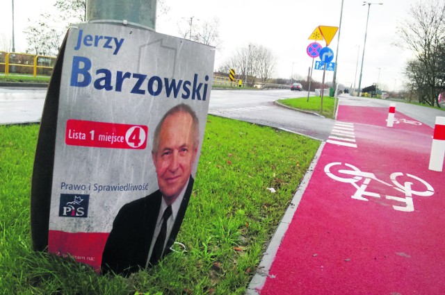 Strażnicy miejscy zapowiadają, że skontaktują się z komitetem wyborczym i nakażą usunięcie plakatu kandydata.