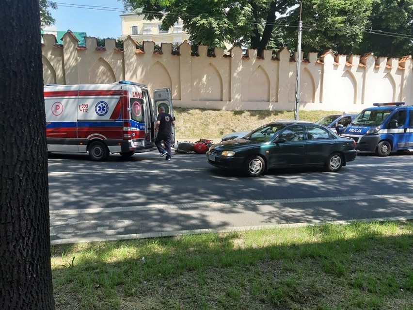 Wypadek na ul. Wyszyńskiego w Lublinie. Motocykl zderzył się z dwoma samochodami osobowymi