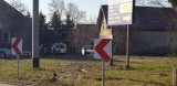 Nowa Wieś Ełcka. Rozwalił znak, wjechał na posesję i uszkodził auto