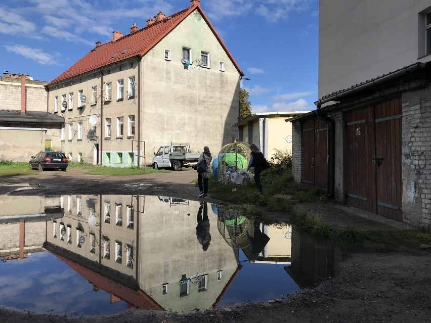 Zaniedbane i zalewane podwórko przy ulicy Staszica w Słupsku