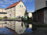 Zaniedbane i zalewane podwórko przy ulicy Staszica w Słupsku (ZDJĘCIA) 