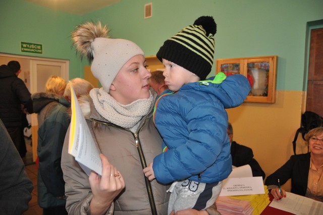 W lokalu w Grzmiącej głosuje z synem Adamem pani Aleksandra Żurawska z Równego.
