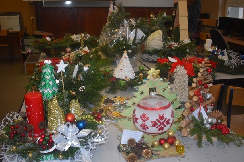 Uczniowie Zespołu Szkół w Gorzycach walczyli w konkursie na najpiękniejsze stroiki świąteczne (ZDJĘCIA)
