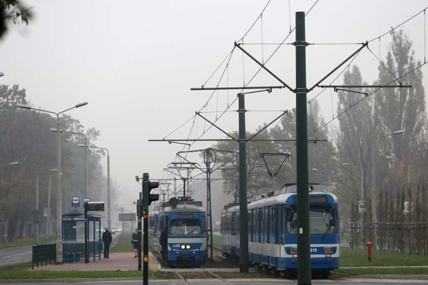 Kraków. Kolizja tramwaju z autem na al. Pokoju [ZDJĘCIA]