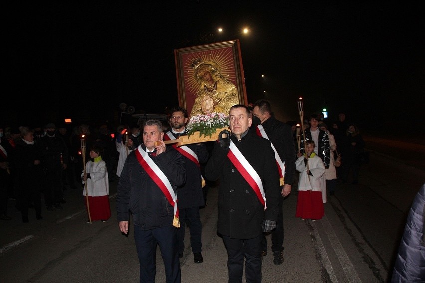 Procesja Zawierzenia przeszła ulicami Skarżyska-Kamiennej