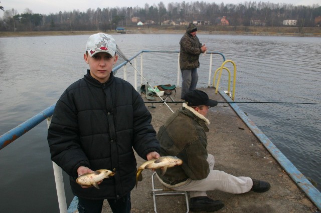 Od stycznia 2022 roku obowiązuje zakaz łowienia ryb na terenie ośrodka wypoczynkowego nad zalewem Rejów z pomostów betonowych i z brzegu między nimi.