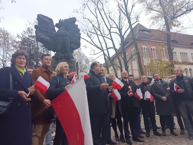 Sopot: Kwiaty i znicze dla historycznych i niedawnych twórców niepodległości, barwy narodowe dla świętujących od trójmiejskich działaczy PiS