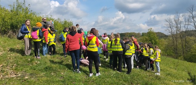 Dzień Ziemi w Gackach. Było 120 uczestników. Zebrali oni około 100 worków pełnych śmieci i odpadów.