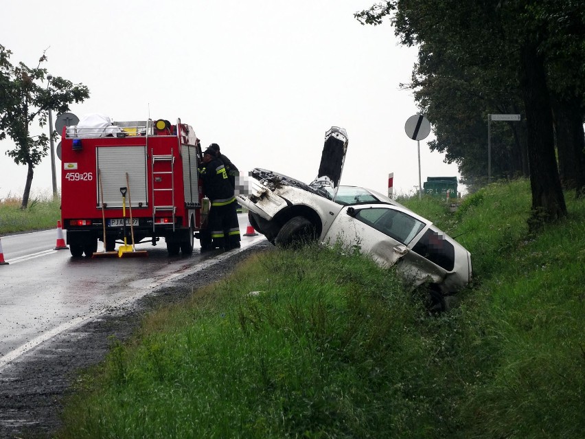 Wypadek w Witaszycach: VW Golf w rowie. Jedna osoba ranna