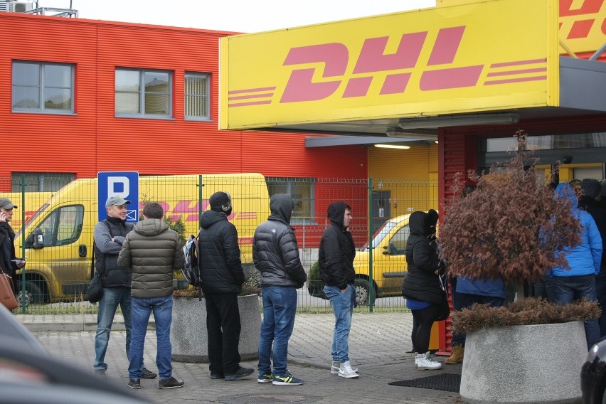 Czekasz na paczkę? Możesz nie mieć prezentu na święta. Kolejki pod DHL-em