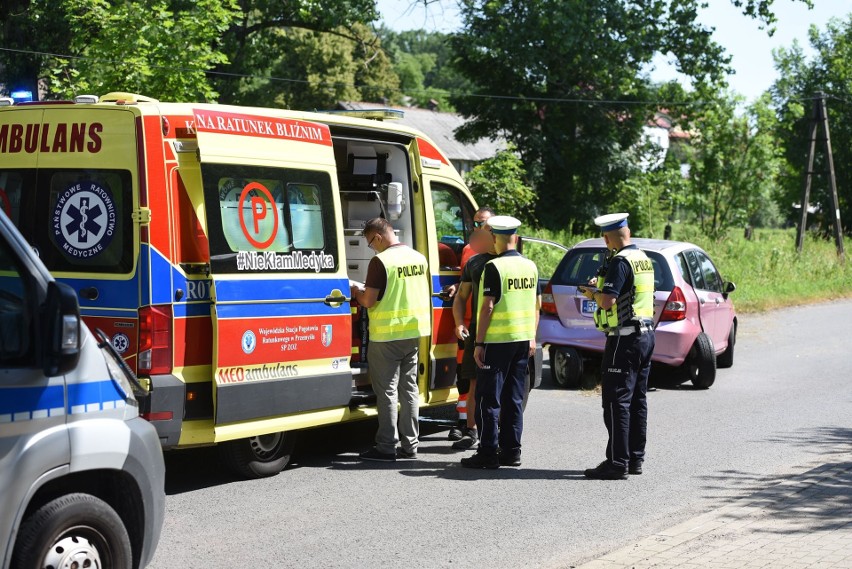 Wypadek w Buszkowiczkach pod Przemyślem. Kierowcę forda użądliła osa! Do szpitala trafiły dwie osoby [ZDJĘCIA]