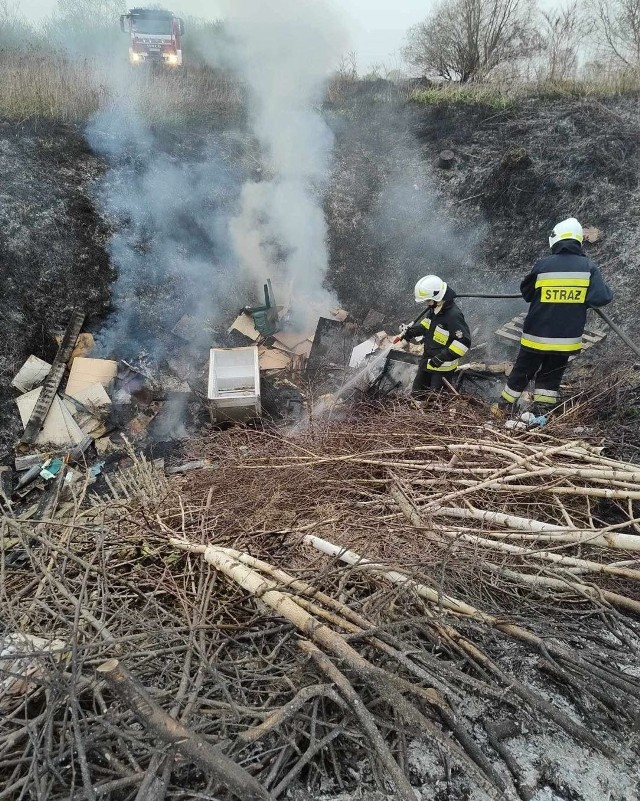 Pożar traw i nielegalnego wysypiska śmieci w Kłokoczynie