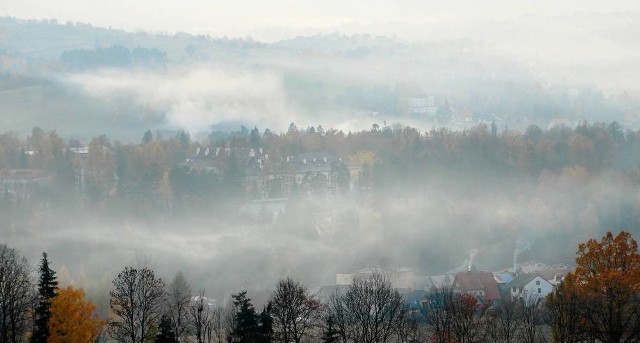 Burmistrz Rabki twierdzi, że w tej miejscowości nie ma smogu. Dymy z kominów mówią co innego