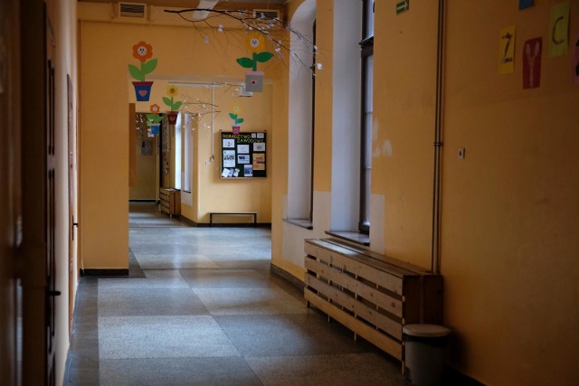 Z informacji podanych przez Radio Poznań wynika, że koronawirusa wykryto w Szkole Podstawowej nr 74 w Poznaniu. Kilka klas będzie uczyło się zdalnie.
