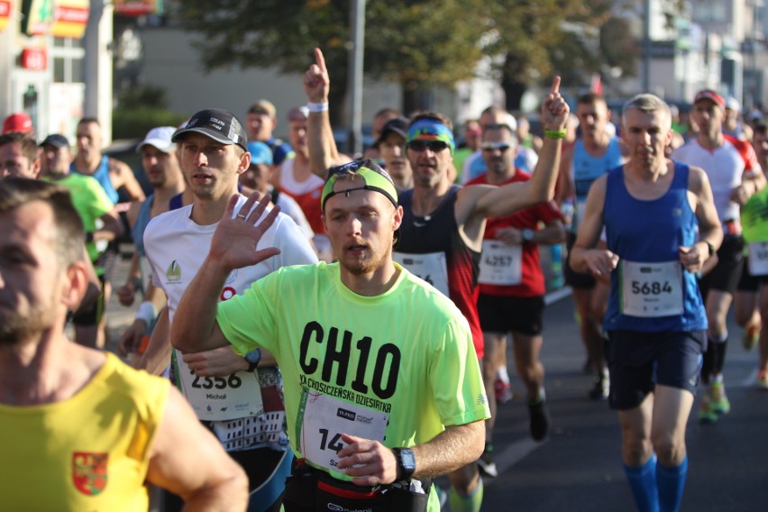 Zdjęcia z maratonu w Poznaniu 2018 - biegacze na pierwszym...