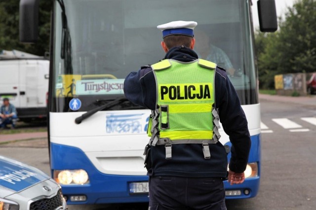 Koszalińscy policjanci wspólnie z pracownikami Inspekcji Transportu Drogowego sprawdzają stan techniczny autokarów, którymi dzieci i młodzież wyjeżdżają na wycieczki. Kontrolują też uprawnienia i trzeźwość kierowcy. Wystarczy zadzwonić i umówić termin.