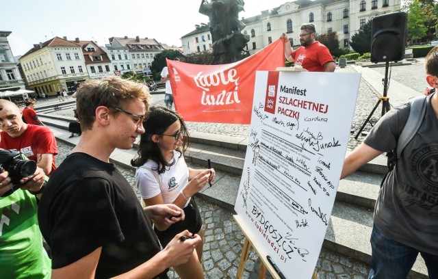 "Szlachetna Paczka" ruszyła z nową kampanią społeczną pod hasłem "Lubię ludzi". W środę (28 czerwca) o godzinie 18:00 w na Starym Rynku w Bydgoszczy odbył się happening „Szlachetnej Paczki”. Wolontariusze zachęcali bydgoszczan do podpisania manifestu, którego celem jest zjednoczenie Polaków wokół takich wartości, jak wzajemna życzliwość czy pracowitość.